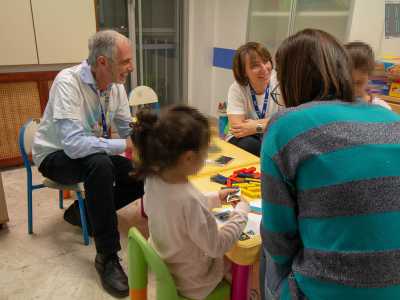 ...notiamo un gruppo di persone assiepato attorno a graziosi tavolini di plastica